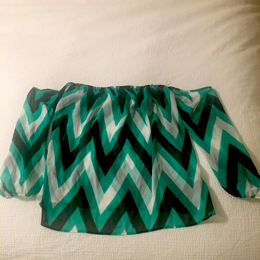 ☘️ Off-the-shoulder top